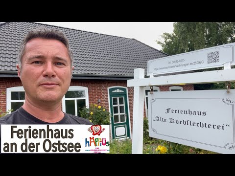 Alte Korbflechterei mit Hund – Reetdach-Ferienhaus an der Ostsee