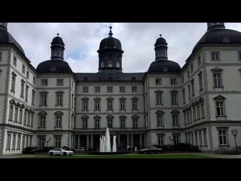 Schloss Bensberg mit Hund – Spaziergang um das Barockschloss in Bergisch Gladbach