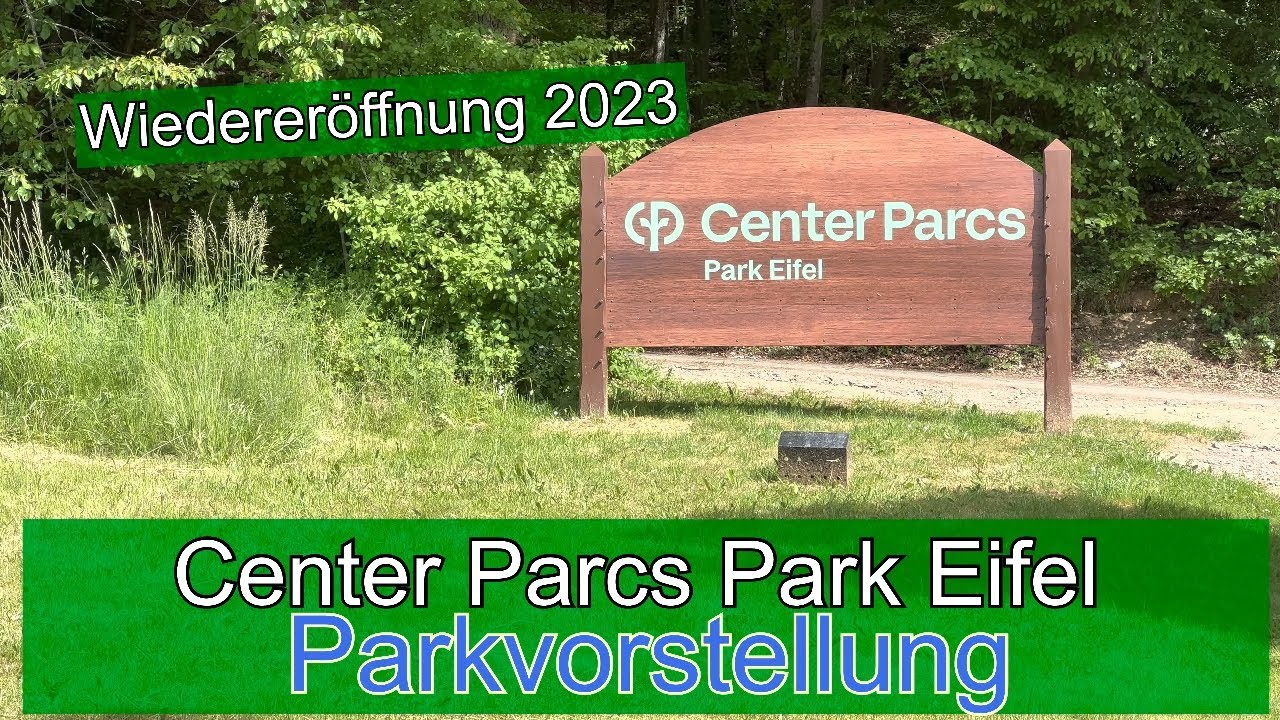 Holztafel mit Schriftzug „Center Parcs Park Eifel“ vor grüner Vegetation.