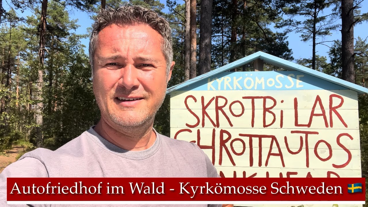 Mann vor Schild mit schwedischen Schriftzügen in Wald bei Kyrkömosse.