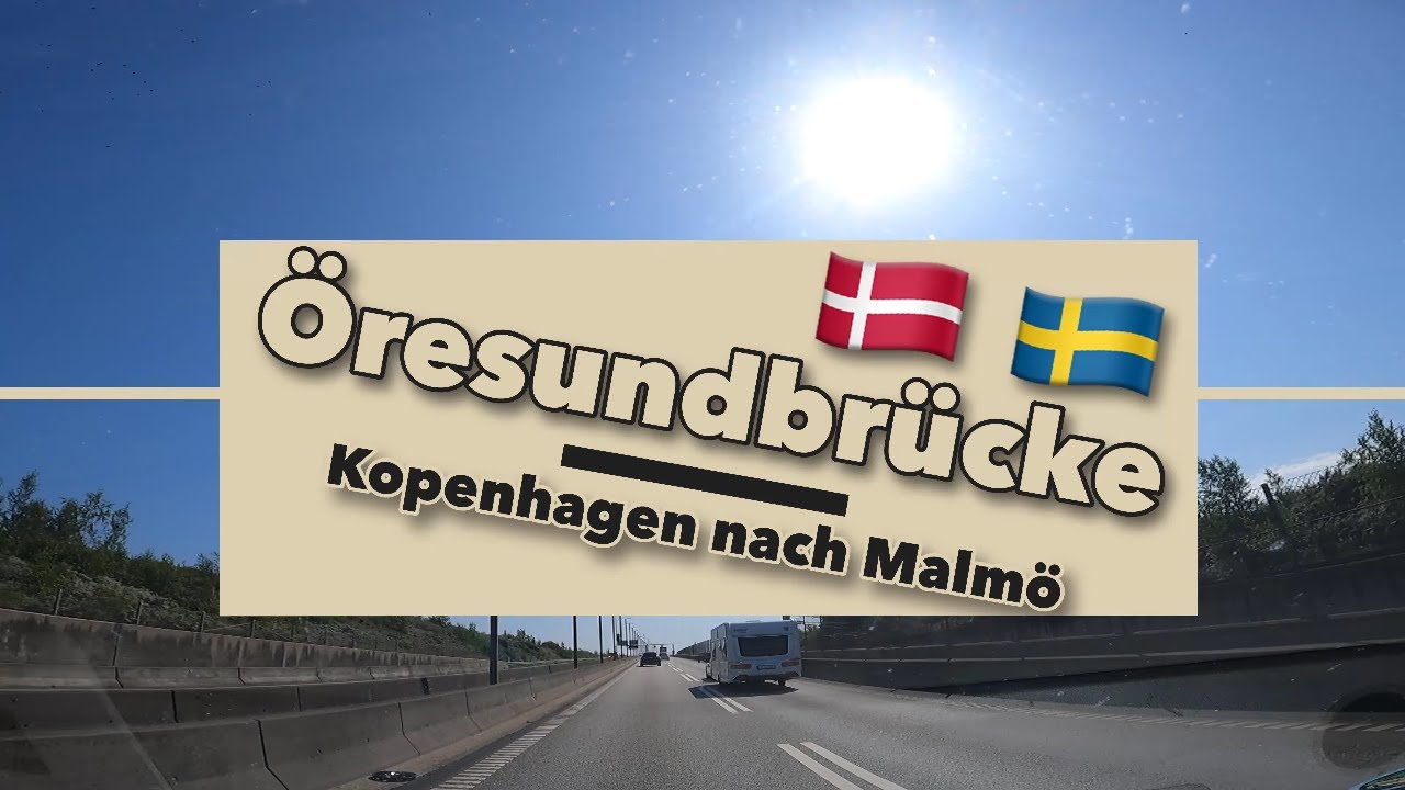 Öresundbrücke mit dänischem und schwedischem Flaggenmotiv, Text „Kopenhagen nach Malmö“ über Autobahn bei Sonnenschein.