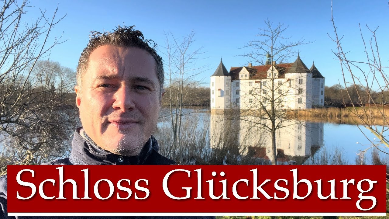 Schloss Glücksburg mit Hund