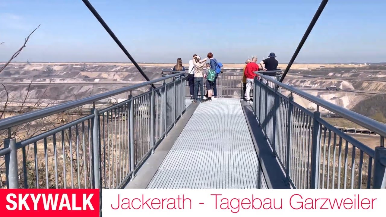 Skywalk Jackerath – Aussichtsplattform am Tagebau Garzweiler mit Hund