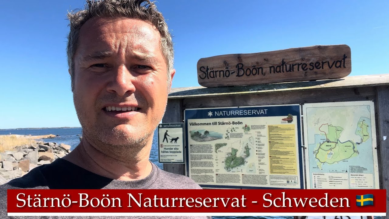 Mann vor Informationstafel am Stjärnö-Boön Naturreservat in Schweden
